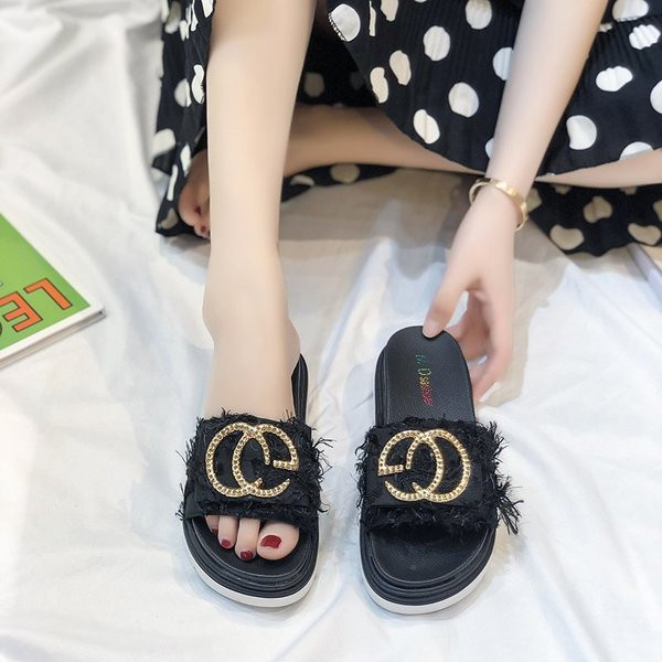 НОВ Модел дамски чехли с 4 см платформа и метална декорация