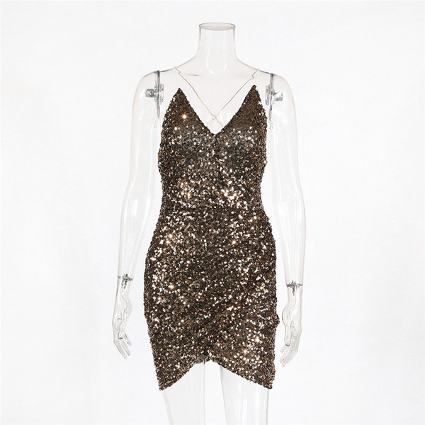 Дамска къса вталена рокля с дълбоко деколте и пайети