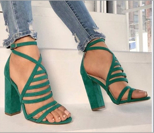 Модерни дамски сандали с катарама и дебел ток 