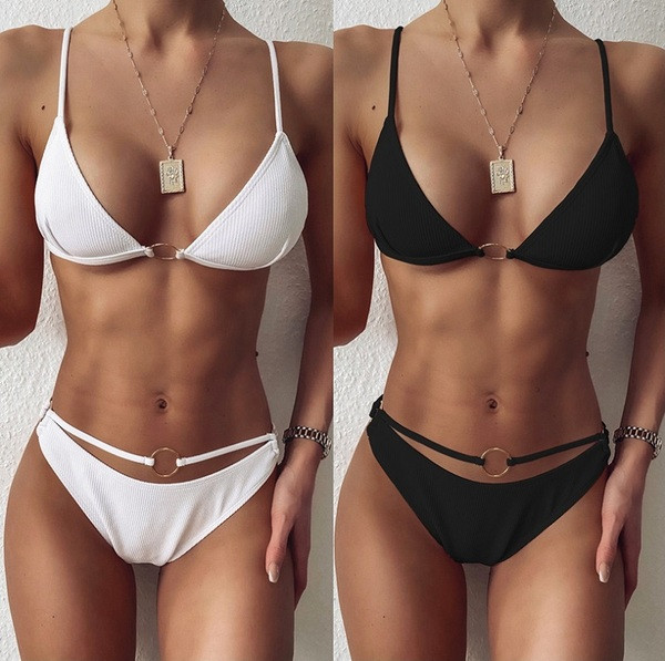 Модерен бански костюм с триъгълно горнище и метални халки