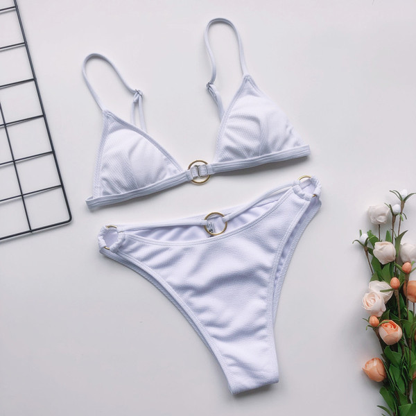 Модерен бански костюм с триъгълно горнище и метални халки