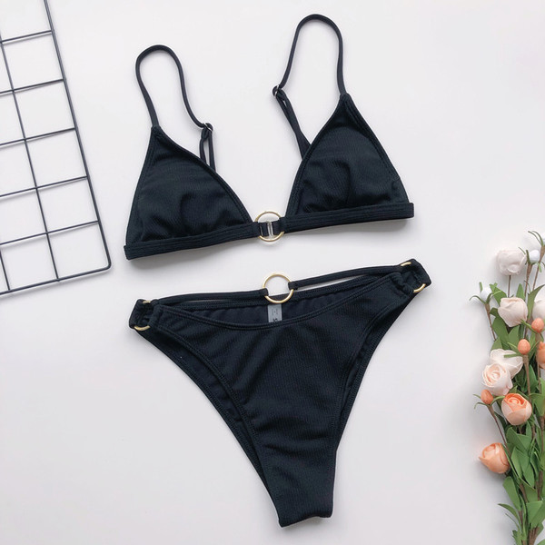 Модерен бански костюм с триъгълно горнище и метални халки