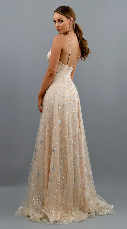 Κομψό γυναικείο μακρύ φόρεμα με βαθιά λαιμόκοψη και λαμπερό αποτέλεσμα