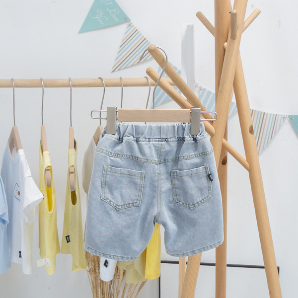 Vaikiški džinsiniai šortai su aplikacijomis ir plėšytais motyvais