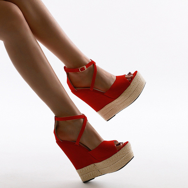 Модерни дамски сандали на висока платформа от еко велур