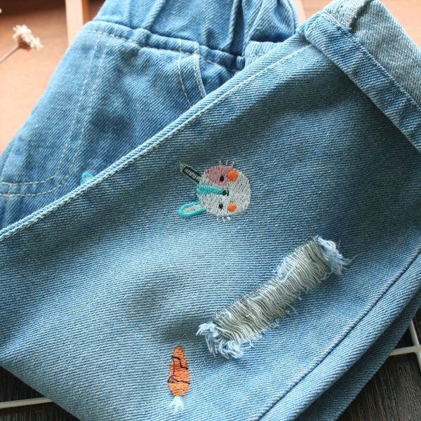 Модерни детски дънки за момичета с бродерия и скъсани мотиви