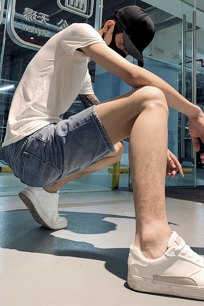 Ежедневни къси мъжки дънки с разкъсан десен и добове