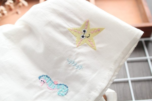 Novi model dječje bluze s ovalnim izrezom za djevojčice