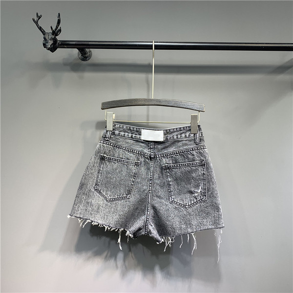 Нов модел къси дамски панталони със скъсани мотиви и колан