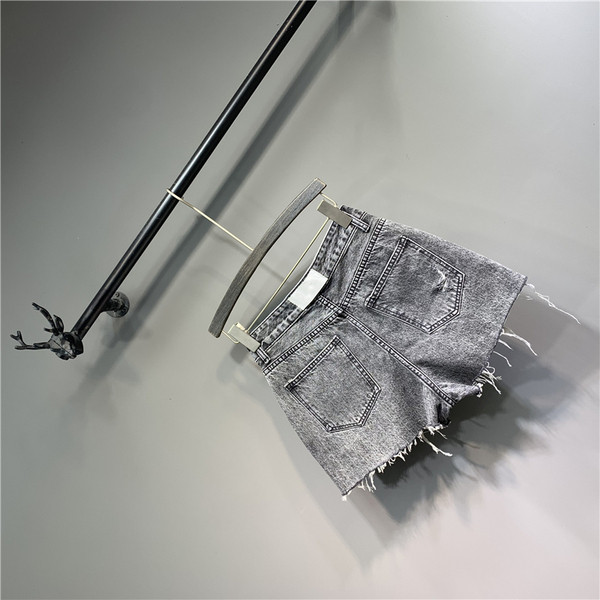 Нов модел къси дамски панталони със скъсани мотиви и колан