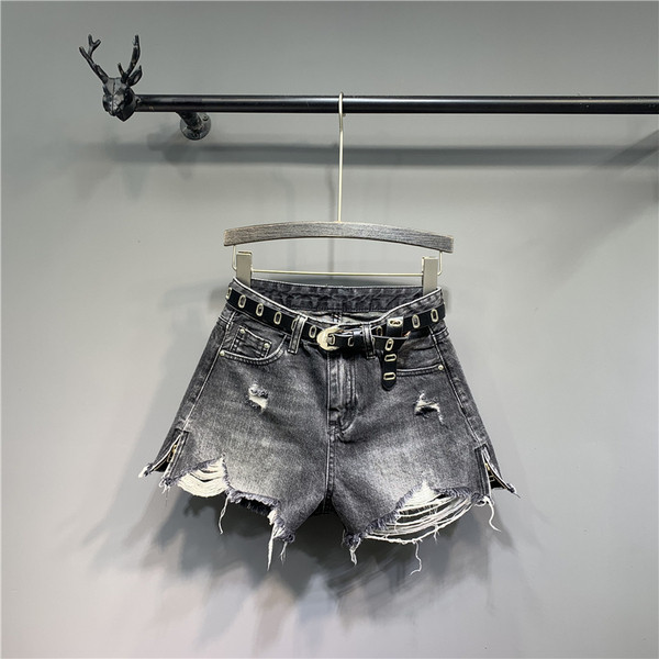 Ежедневни къси дамски панталони със скъсани мотиви