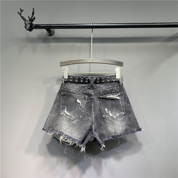 Ежедневни къси дамски панталони със скъсани мотиви