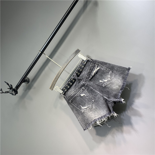 Ежедневни къси дамски панталони със скъсани мотиви