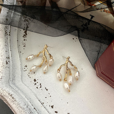 Дамски обеци с перли в златист цвят