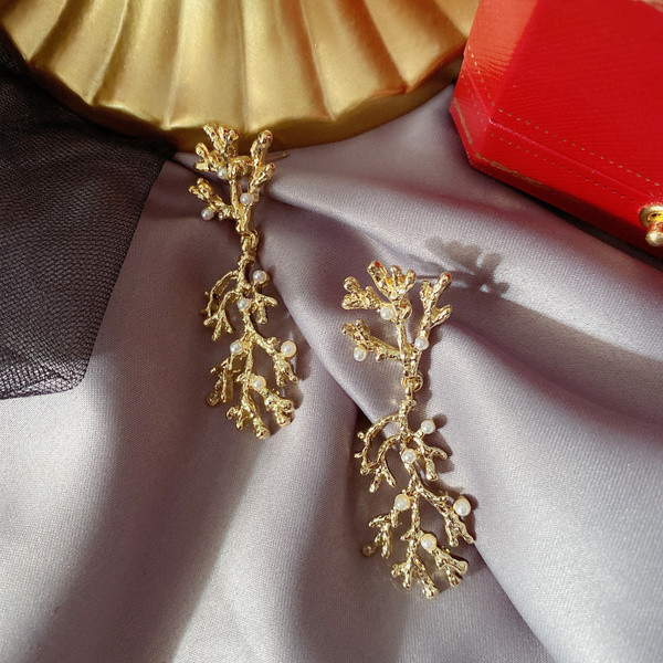 Модерни дамски обеци с перли в златист цвят
