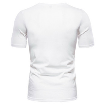 Ανδρικό μπλουζάκι με απλικέ, οβάλ λαιμόκοψη και κοντά μανίκια