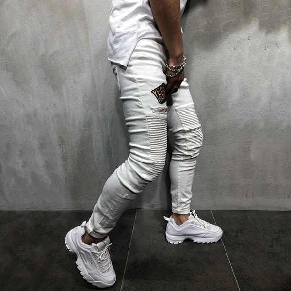 Ležerne muške traperice s poderanom žvakom u bijeloj boji