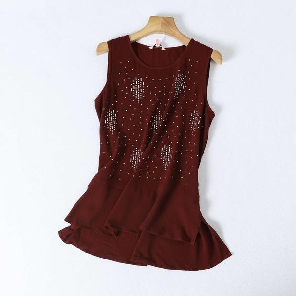 Naiste lokkide ja kaunistuskividega topp