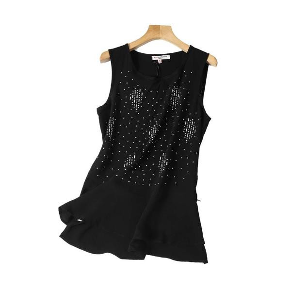 Naiste lokkide ja kaunistuskividega topp