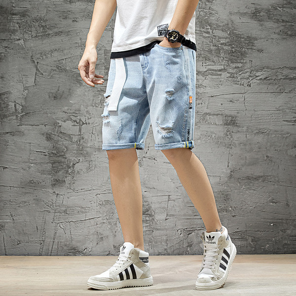 Muške kratke traperice s poderanom desnicom i remenom