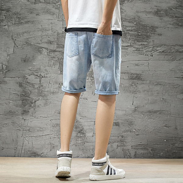 Muške kratke traperice s poderanom desnicom i remenom