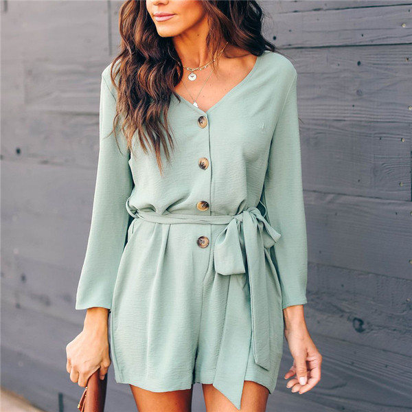 NOVI model ženskog kratkog kombinezona na gumbe i remen