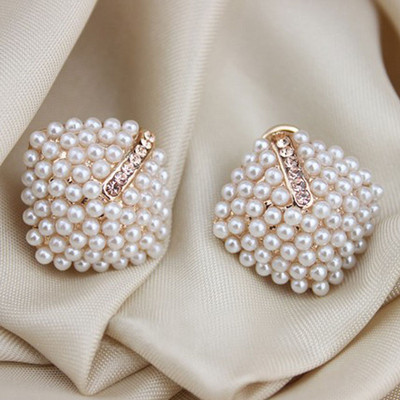 Елегантни дамски обеци в златист цвят с камъни и перли