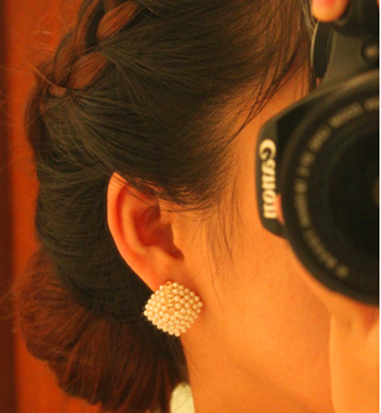 Elegantne ženske naušnice u zlatnoj boji sa kamenčićima i biserima