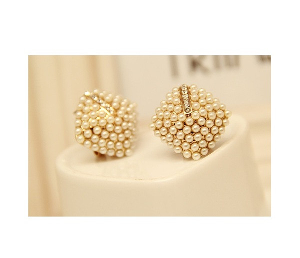 Elegantne ženske naušnice u zlatnoj boji sa kamenčićima i biserima