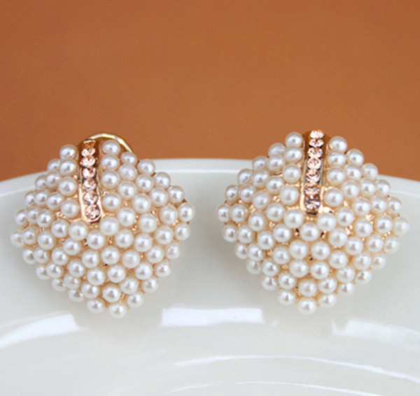 Elegantne ženske naušnice u zlatnoj boji sa kamenčićima i biserima