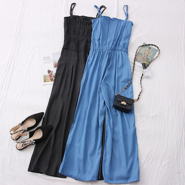 Γυναικεία αθλητική φόρμα με λεπτούς ιμάντες