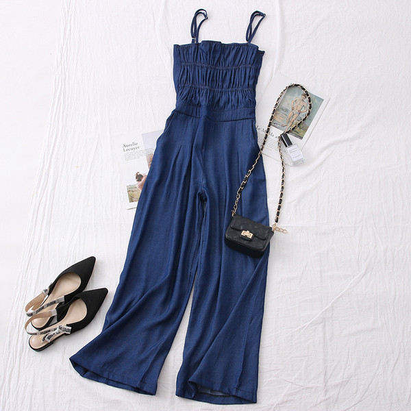 Γυναικεία αθλητική φόρμα με λεπτούς ιμάντες