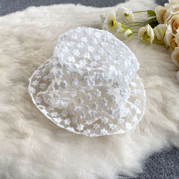 Лятна дамска дантелена шапка