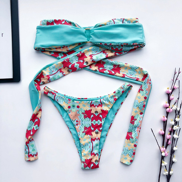 Obostrani kupaći kostim u boji iz dva dijela i metalnim prstenom na vrhu