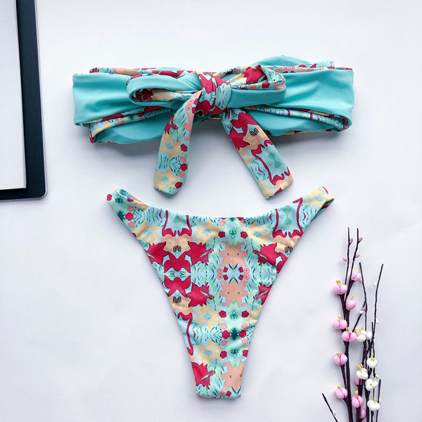 Obostrani kupaći kostim u boji iz dva dijela i metalnim prstenom na vrhu