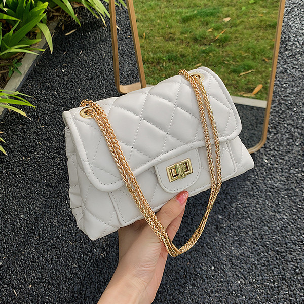 Γυναικεία δερμάτινη τσάντα με μακριά μεταλλική λαβή