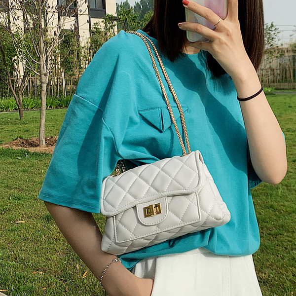 Γυναικεία δερμάτινη τσάντα με μακριά μεταλλική λαβή