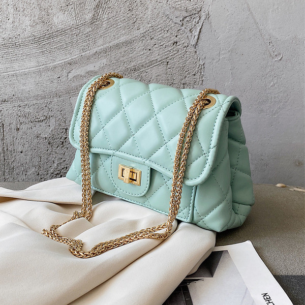 Γυναικεία δερμάτινη τσάντα με μακριά μεταλλική λαβή