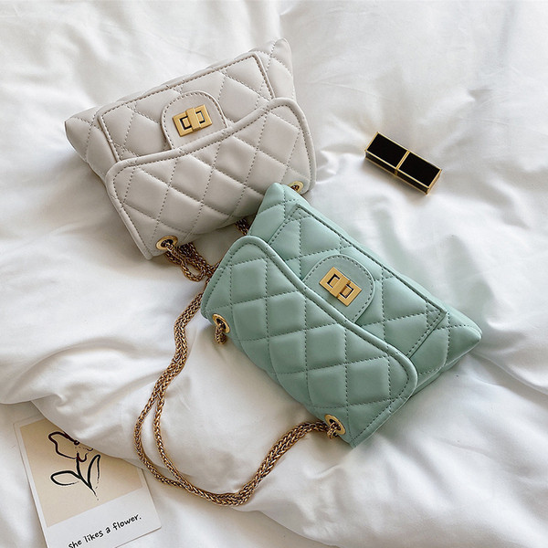 Γυναικεία δερμάτινη τσάντα με μακριά μεταλλική λαβή