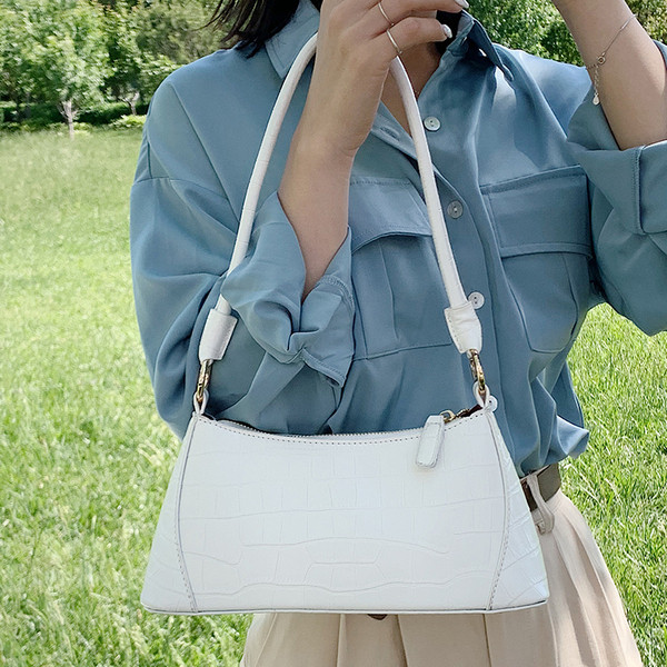 Σύγχρονη γυναικεία τσάντα από οικολογικό δέρμα με κοντή λαβή και φερμουάρ