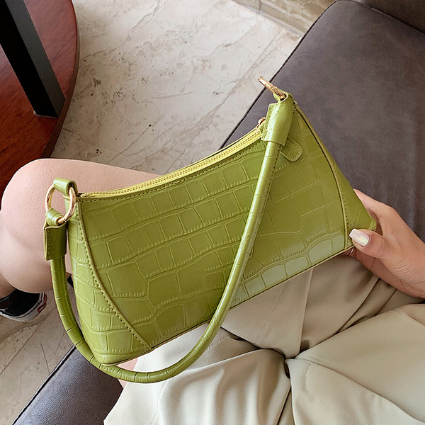 Σύγχρονη γυναικεία τσάντα από οικολογικό δέρμα με κοντή λαβή και φερμουάρ