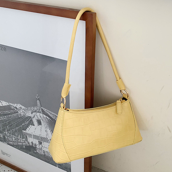 Σύγχρονη γυναικεία τσάντα από οικολογικό δέρμα με κοντή λαβή και φερμουάρ