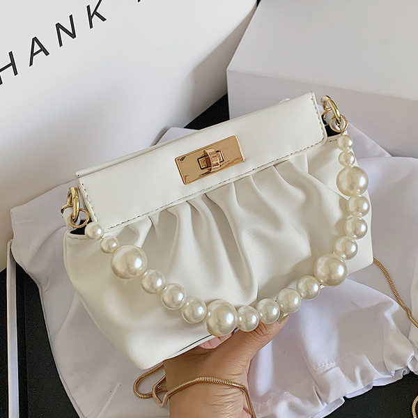 Σύγχρονη γυναικεία τσάντα από οικολογικό δέρμα και κοντή λαβή από πέρλες