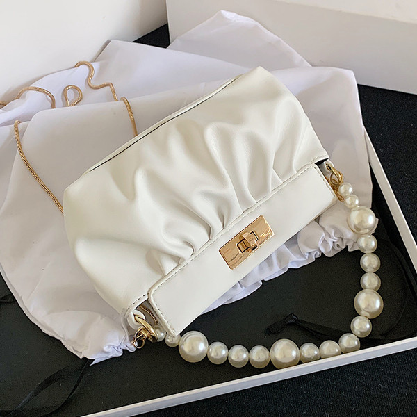 Σύγχρονη γυναικεία τσάντα από οικολογικό δέρμα και κοντή λαβή από πέρλες