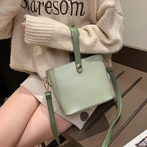 Μικρή καθημερινή γυναικεία τσάντα με δύο λαβές