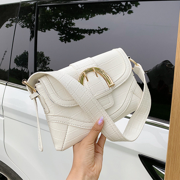 Έκο δερμάτινη γυναικεία τσάντα με μεταλλική αγκράφα