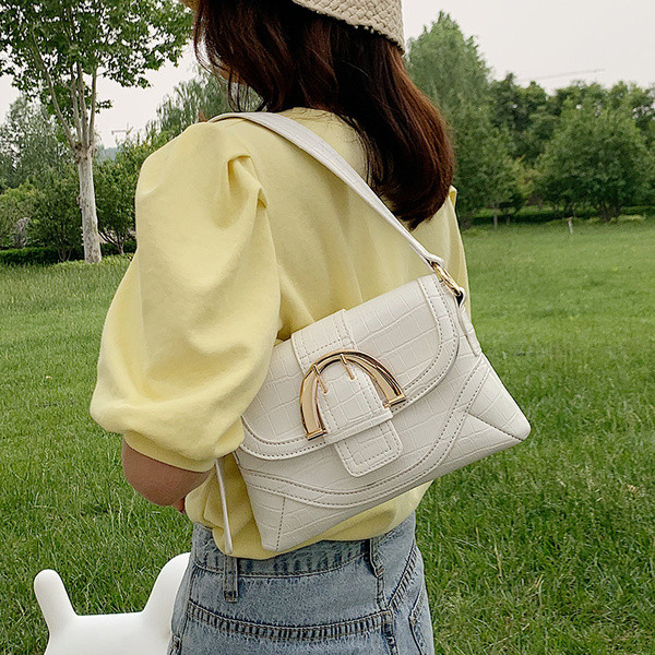 Έκο δερμάτινη γυναικεία τσάντα με μεταλλική αγκράφα