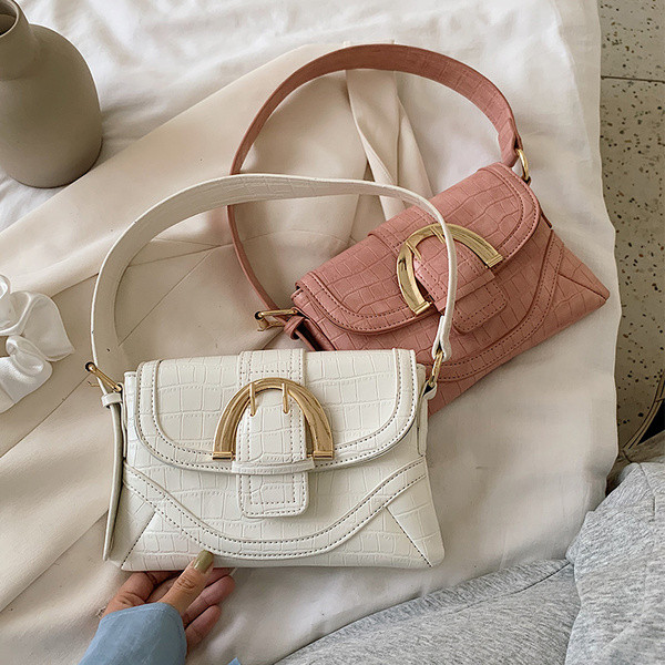 Έκο δερμάτινη γυναικεία τσάντα με μεταλλική αγκράφα