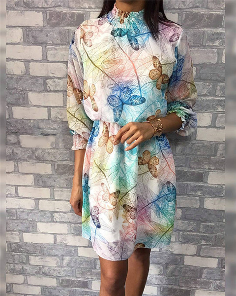 Stílusos női rövid ruha magas gallérral, mintával és hosszú ujjakkal