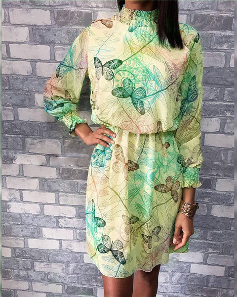 Stílusos női rövid ruha magas gallérral, mintával és hosszú ujjakkal